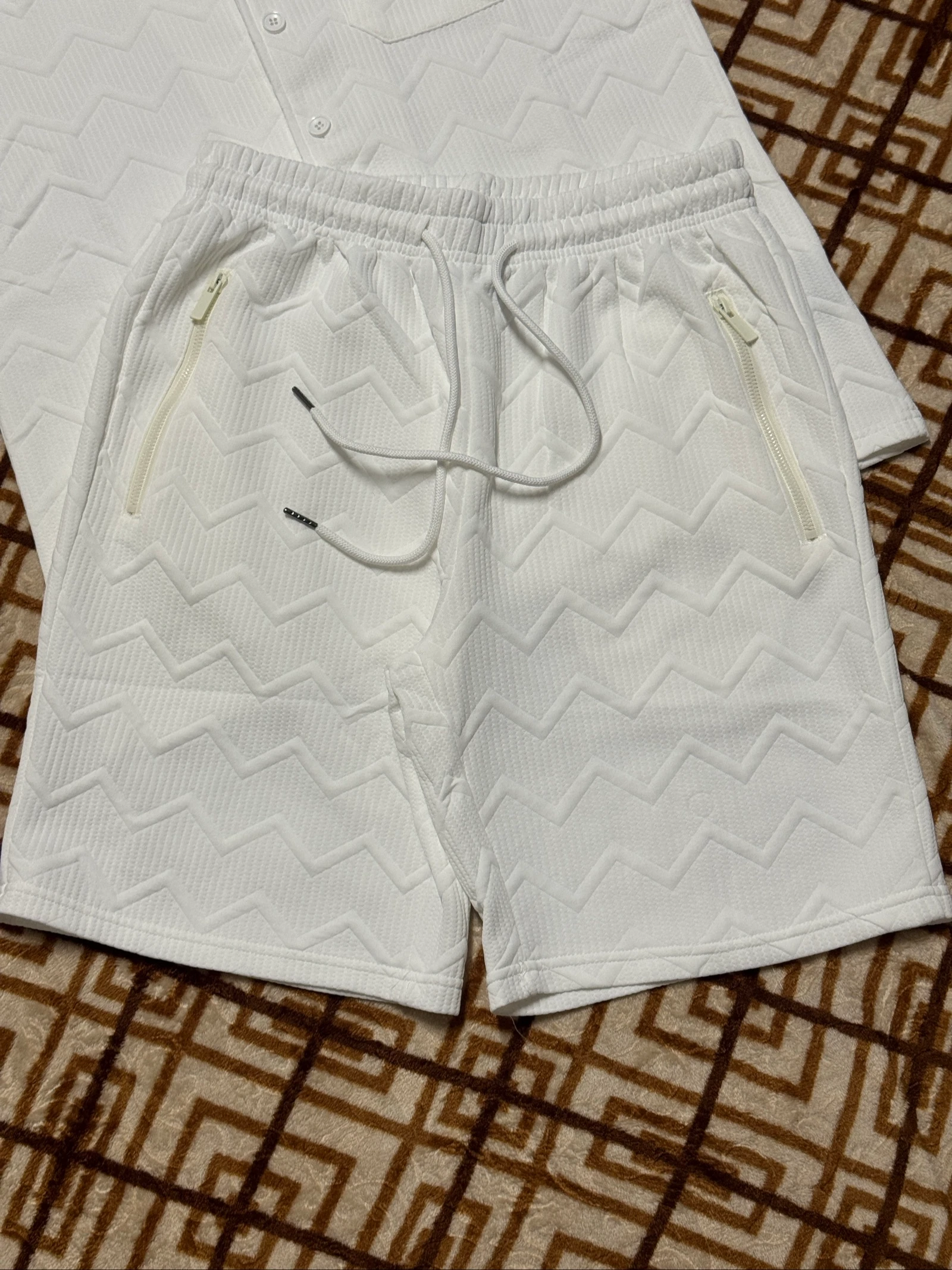 Nuevo conjunto Zayne Paris con textura en chevron - Camisa y pantalones cortos (Talla M) - NWT – photo 3